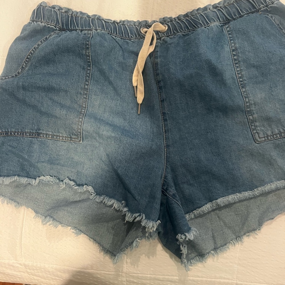 No Boundaries Blue Jean Shorts with Drawstring Waist and Frayed Hem